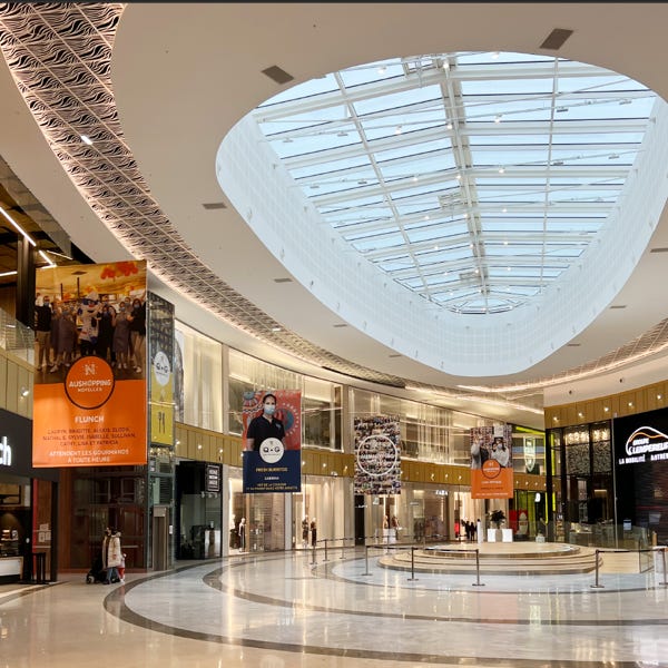 ET LA LUMIÈRE FUT ! S’AMUSER AVEC LA TRANSPARENCE DES ENCRES UV. COVERING SUR VERRE DANS UN CENTRE COMMERCIAL